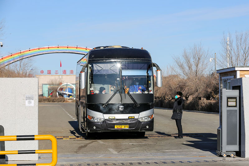 中蒙最大陆路口岸旅客通道恢复正常通关 边检民警热情服务保畅通
