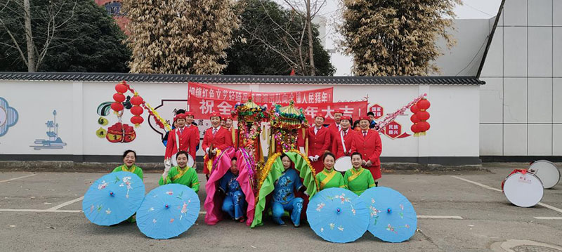 湖北京山坪坝镇红色文艺轻骑兵向全镇人民拜年