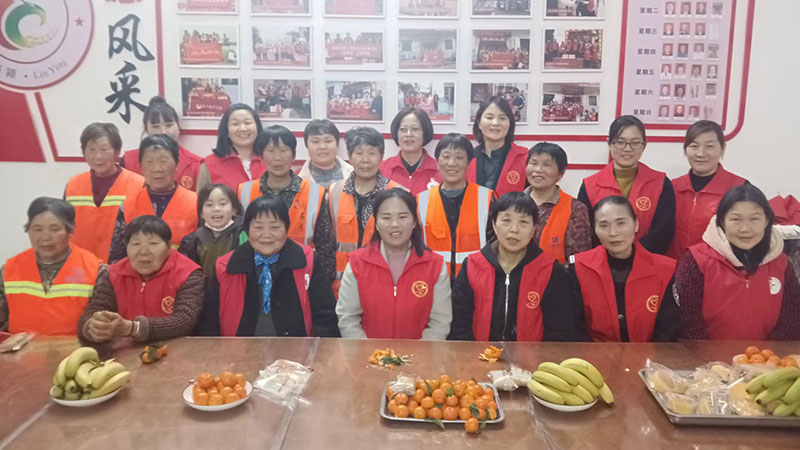 临颍县爱心粥屋志愿者与环卫女工共度三八妇女节