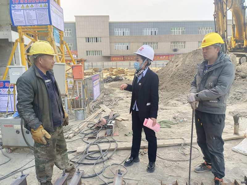博湖县人社局：开展工伤保险宣讲进工地活动
