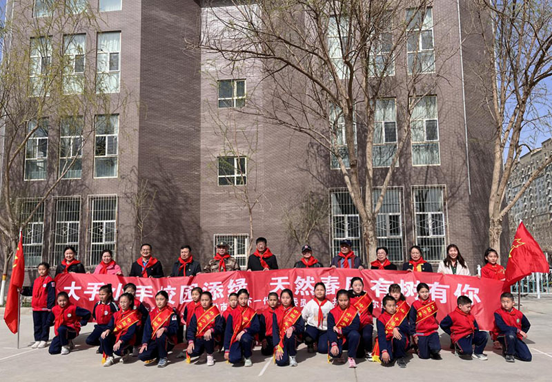 春分来了，“五老”和学生共同为校园添绿
