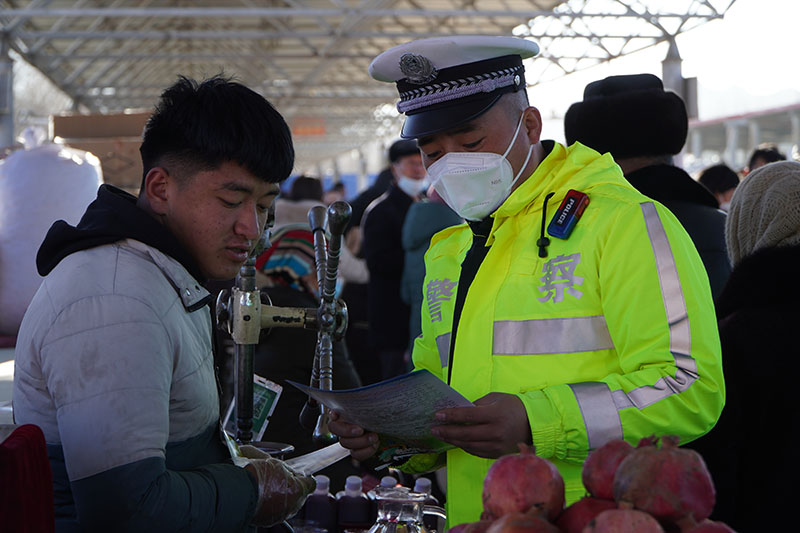 乌恰交警大队前往辖区开展交通安全宣传活动