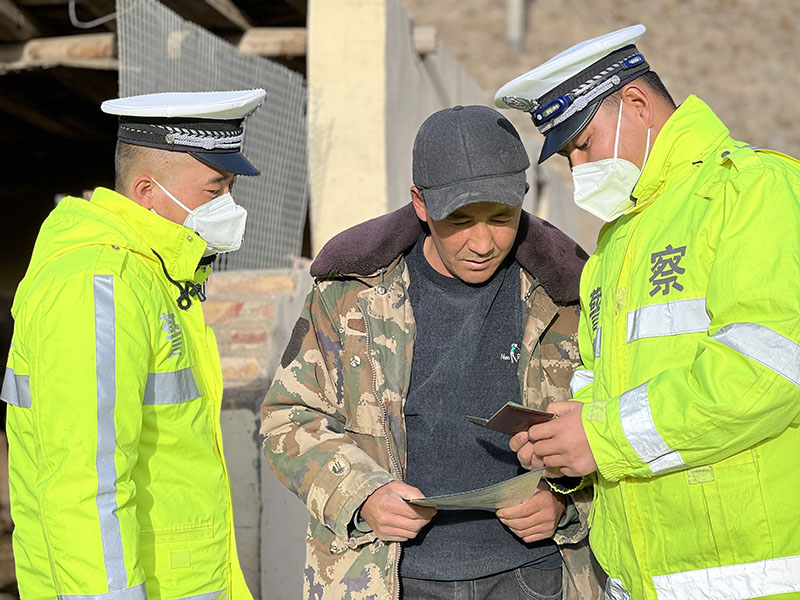 乌恰交警大队前往辖区开展交通安全宣传活动
