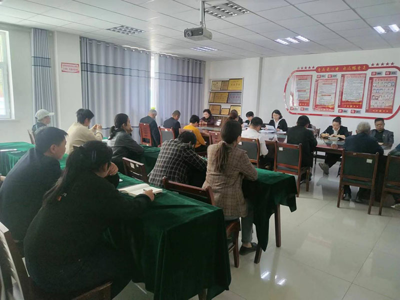 焉耆镇商城社区组织全体党员干部学习“中央和自治区违反中央八项规定精神典型问题通报”