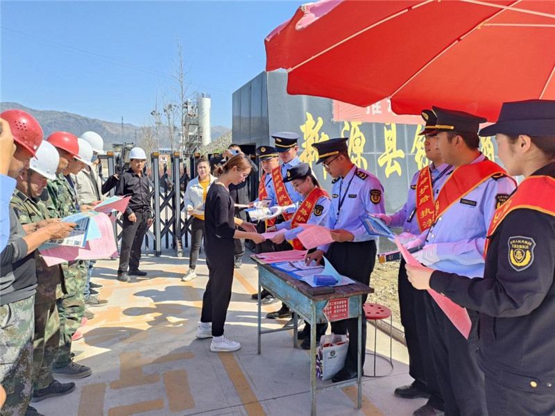 新源执法大队联合多部门开展“路政宣传月”主题党日活动