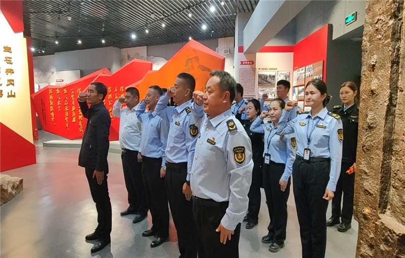 新源执法大队联合多部门开展“路政宣传月”主题党日活动