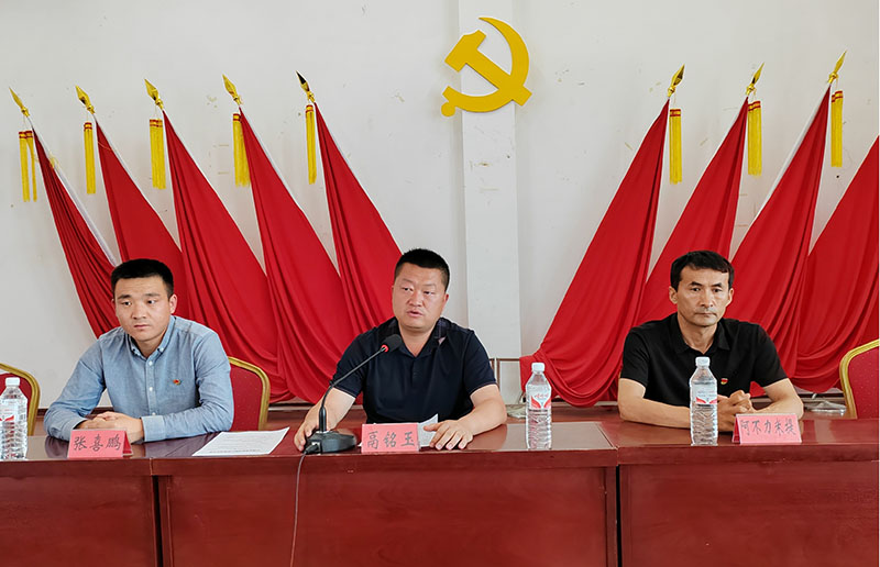且末县市场监督管理局驻且末县塔提让镇阿亚克塔提让村访惠聚工作队参加党委书记讲党课活动
