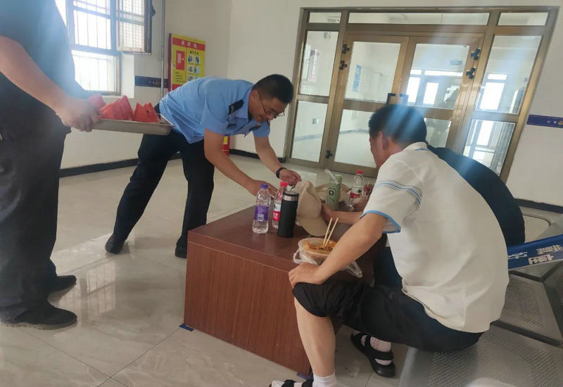 外省旅游团被困新疆和硕县公安局乌什塔拉公安检查站,民警贴心“管饭”,游客纷纷点赞! 外省旅游团被困新疆和硕县公安局乌什塔拉公安检查站,民警贴心“管饭”,游客纷纷点赞!