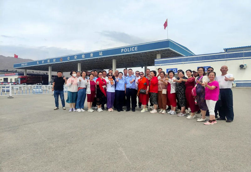 外省旅游团被困新疆和硕县公安局乌什塔拉公安检查站,民警贴心“管饭”,游客纷纷点赞! 外省旅游团被困新疆和硕县公安局乌什塔拉公安检查站,民警贴心“管饭”,游客纷纷点赞!