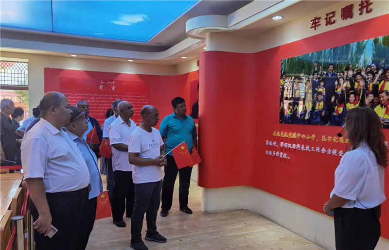 喀什公路管理局离退休党支部走进红色教育基地开展主题党日活动