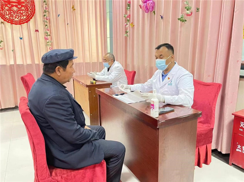 喀什团结医院赴叶城县开展“服务百姓健康”义诊活动