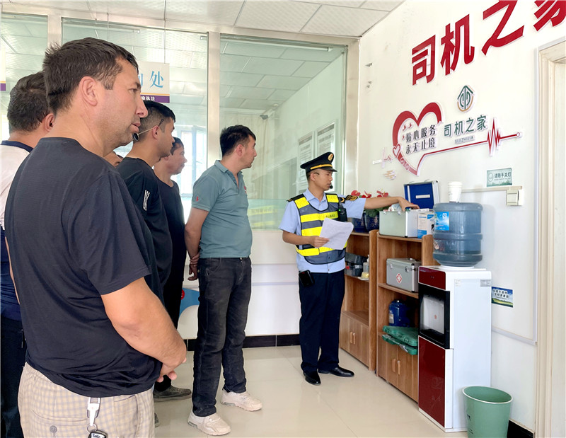 喀什执法支队：路政宣传“零”距离      爱路护路保畅通